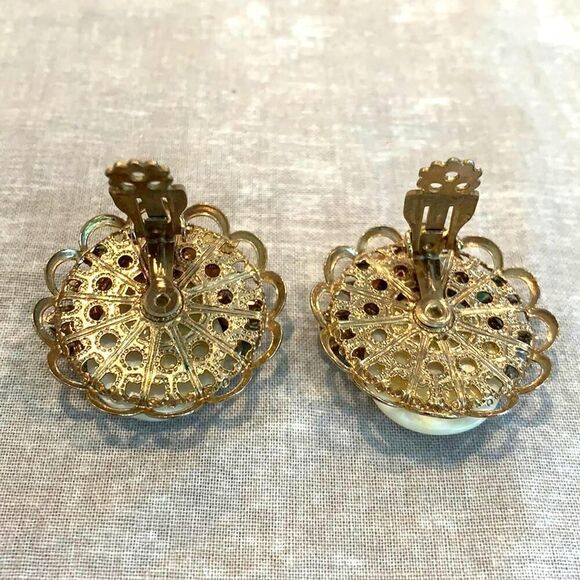 Gorgeous Mother of Pearl earrings, Vintage clip on - Picture 2 of 2